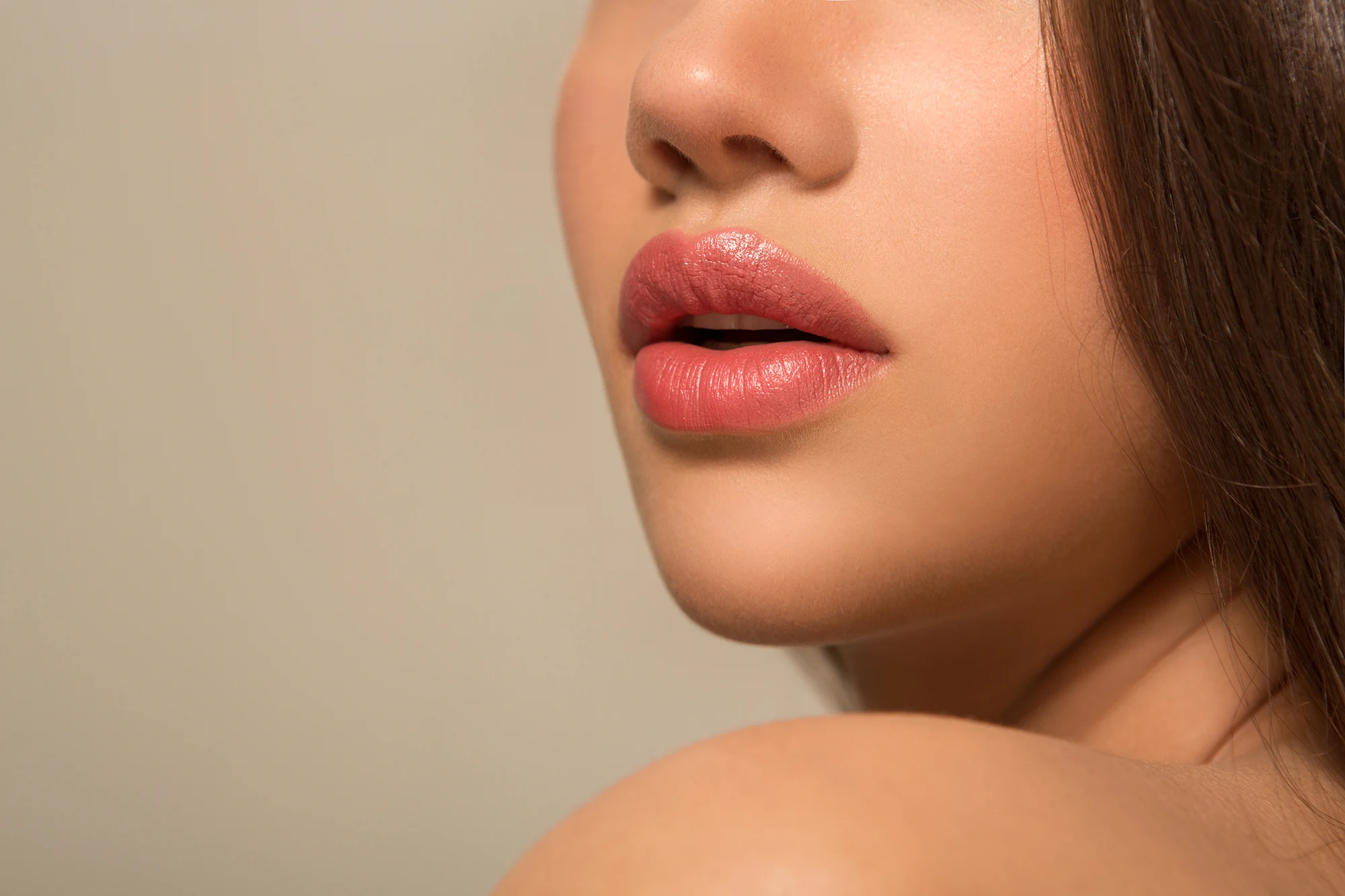 Alt-Tag:Lip filler swelling: Close-up of lips showing temporary fullness after injectable treatment
